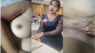 စောက်ဖုတ်ကို ရှယ်ပွတ်ပြတဲ့ အပျိုကြီး